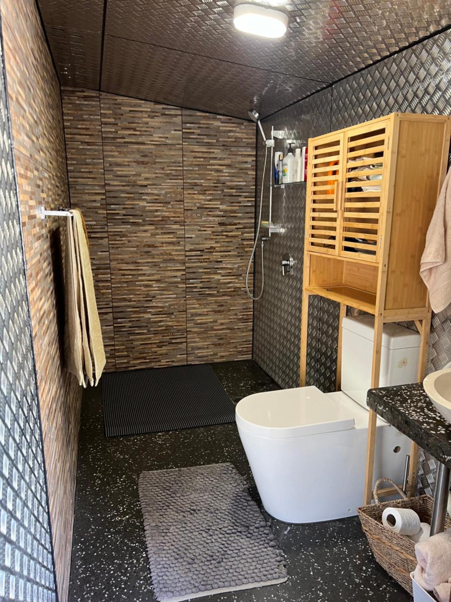 Self Contained Open Shed Space Wainui  Buitenkant foto