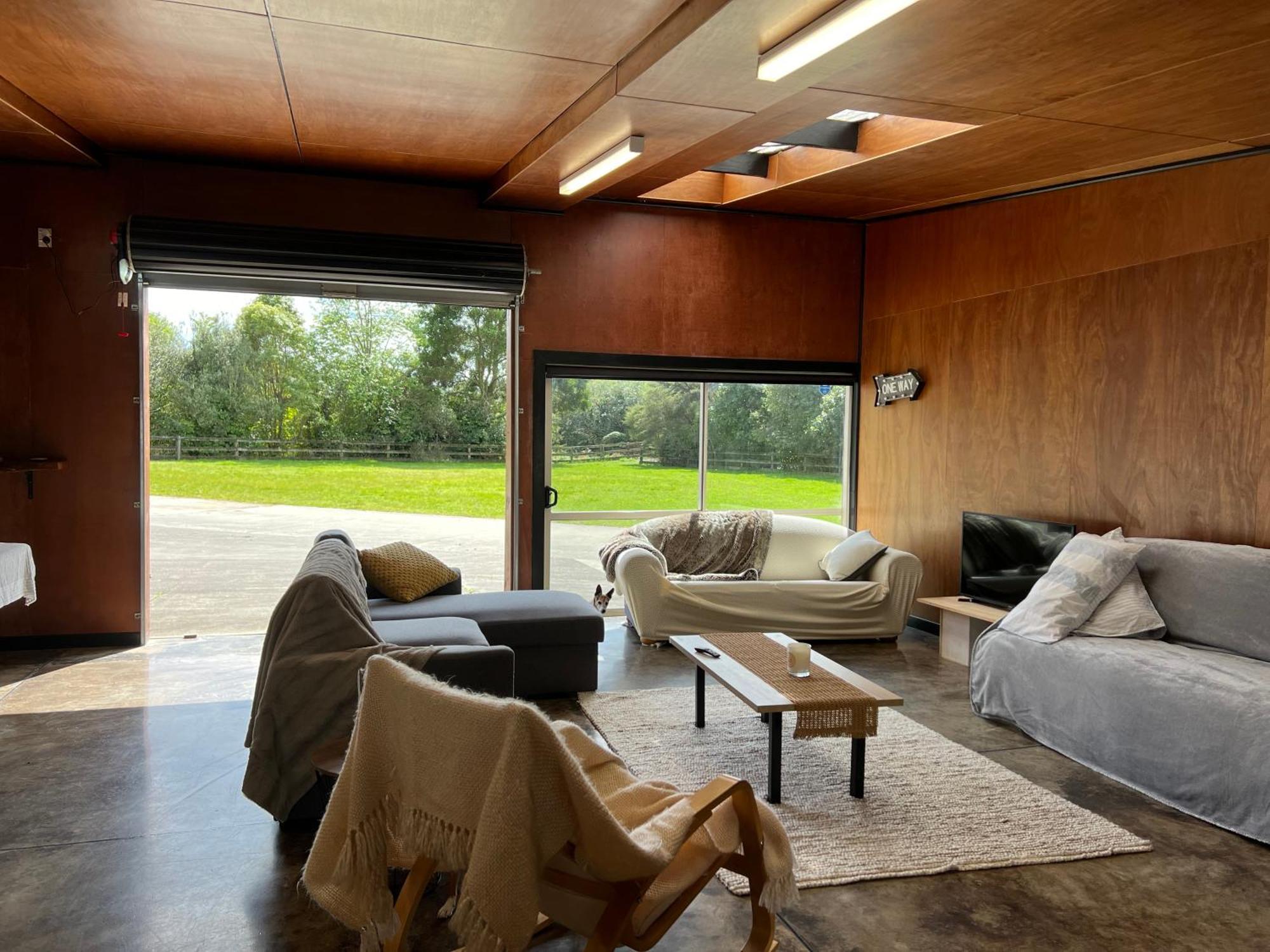Self Contained Open Shed Space Wainui  Buitenkant foto